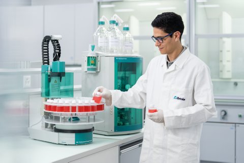 key visual, IC, ion chromatography, automation, vial, sample vessel 50 mL, 6.02743.030, 940 Professional IC Vario, 2.940.2500, 858 Professional Sample Processor, 2.858.0020, sample rack,  6.2041.780, lab, person, male, dosino, dosing unit