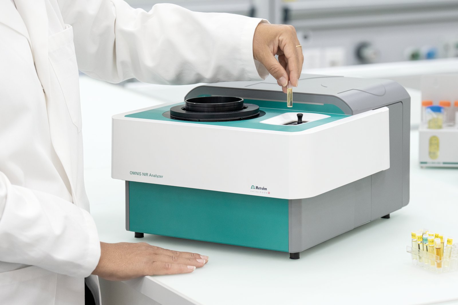 OMNIS NIR Analyzer and a sample filled in a disposable  vial.
