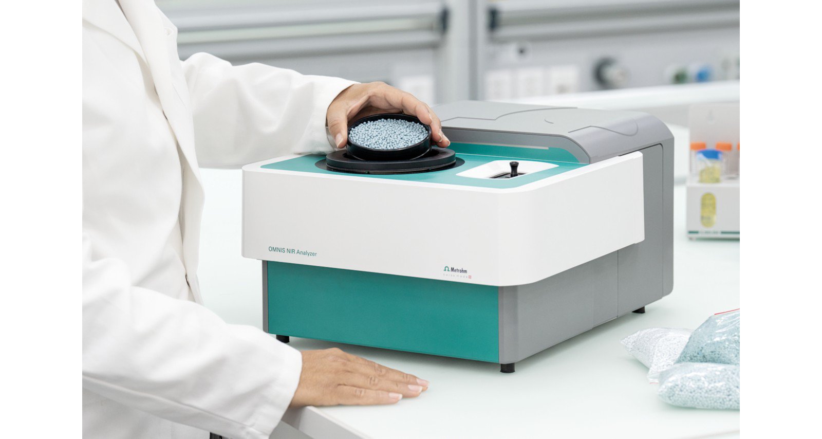 OMNIS NIR Analyzer Liquid/Solid with sample in Large Cup
