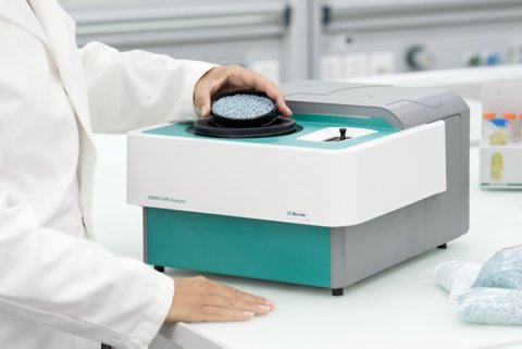 OMNIS NIR Analyzer Liquid/Solid with sample in Large Cup