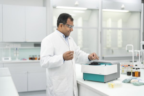 OMNIS NIRS, OMNIS NIR Analyzer, Liquid/Solid, Oil Analysis, Vial, Person