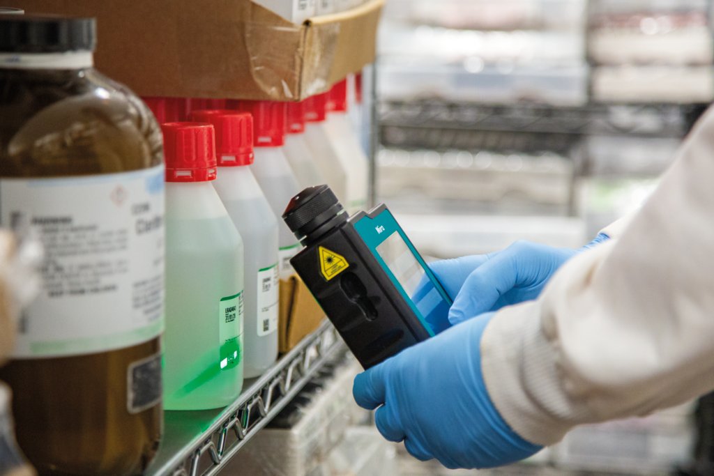 Metrohm handheld Raman spectrometer analyzing white bottles