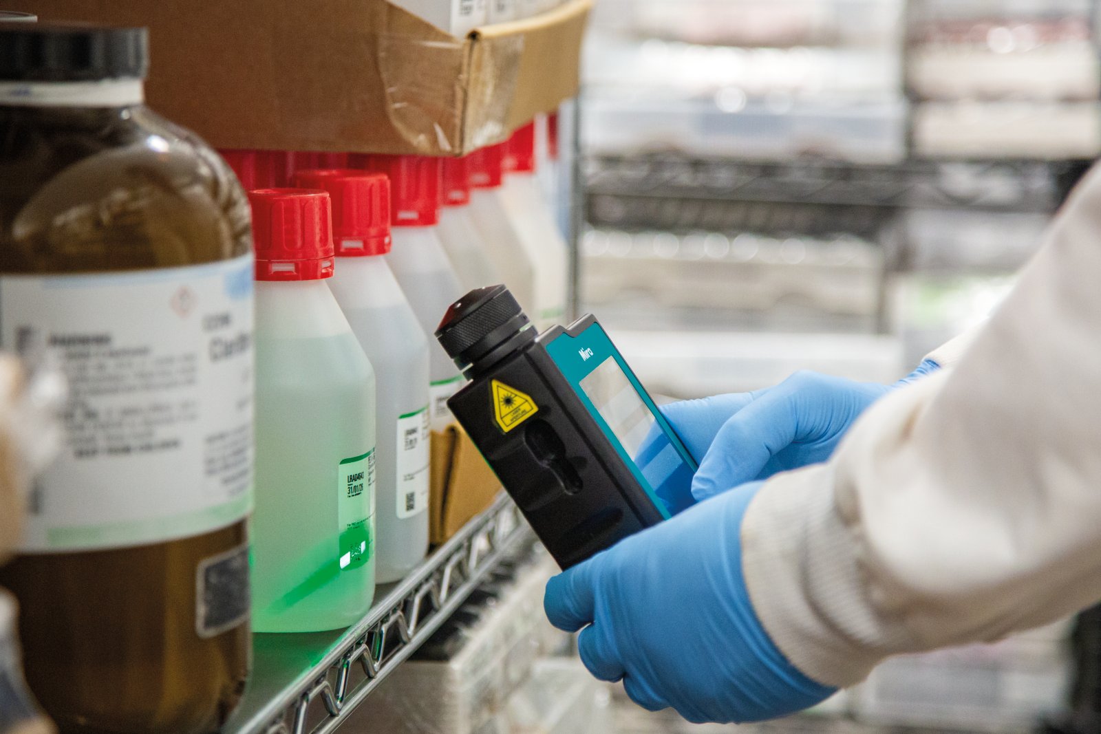 Metrohm handheld Raman spectrometer analyzing white bottles