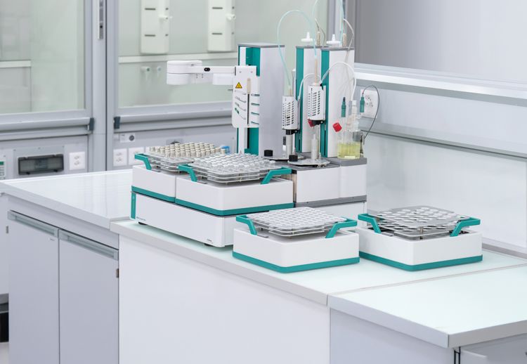 Laboratory worker with OMNIS NIRS system