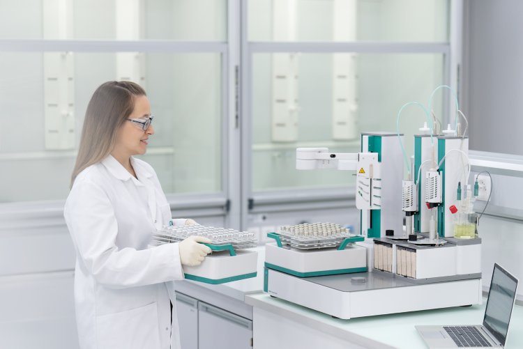 OMNIS, OMNIS KF, OMNIS Sample Robot Oven, OMNIS Oven Module, Oven method, OSRO, 1030, coulometry, coulometric titration, Mona Wagner, person holding rack