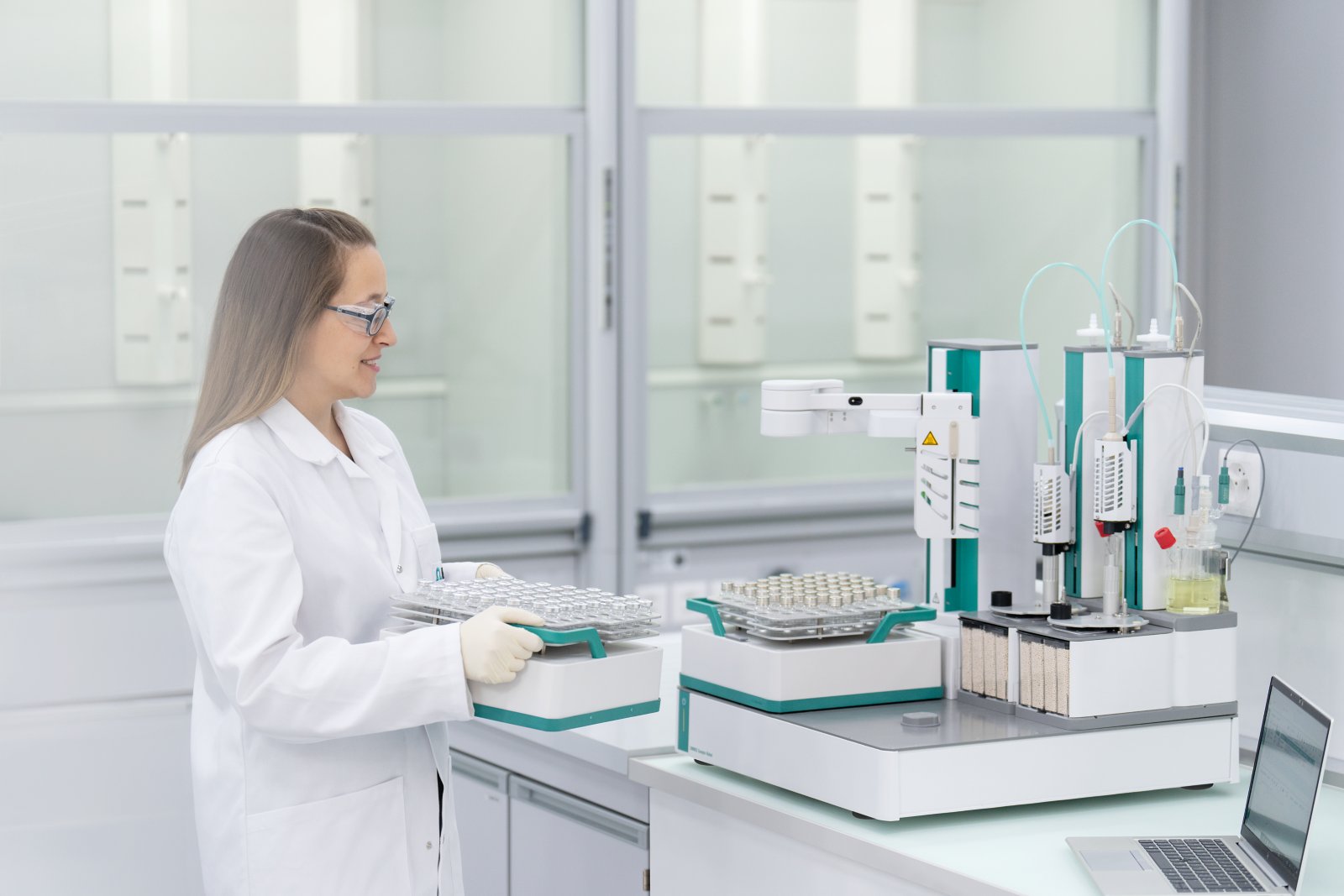OMNIS, OMNIS KF, OMNIS Sample Robot Oven, OMNIS Oven Module, Oven method, OSRO, 1030, coulometry, coulometric titration, Mona Wagner, person holding rack