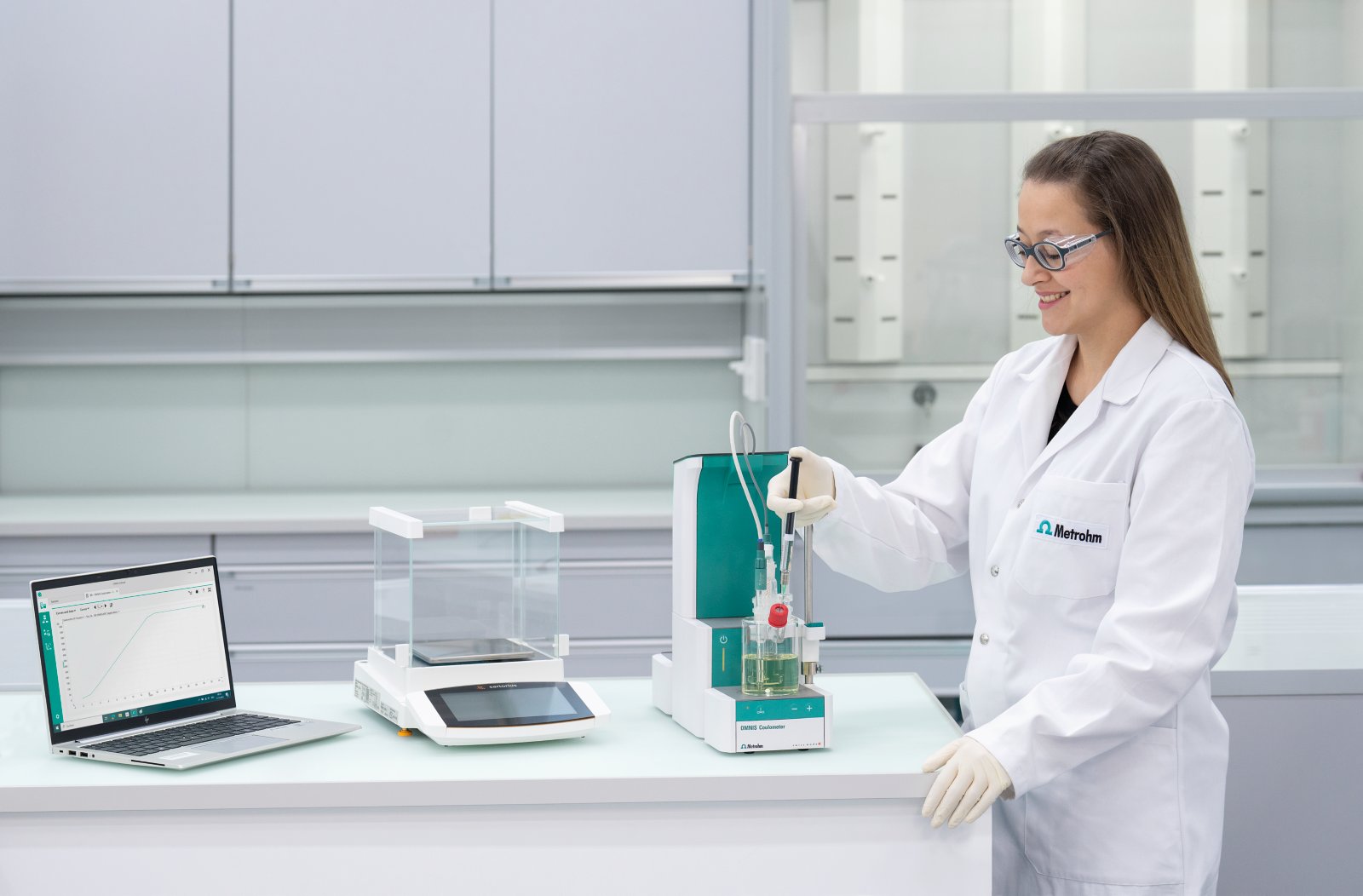OMNIS, OMNIS KF, OMNIS Coulometer, coulometry, coulometric titration, 1018, 60341100, 600349100, balance, person, person adding sample, sample addition, Mona Wagner