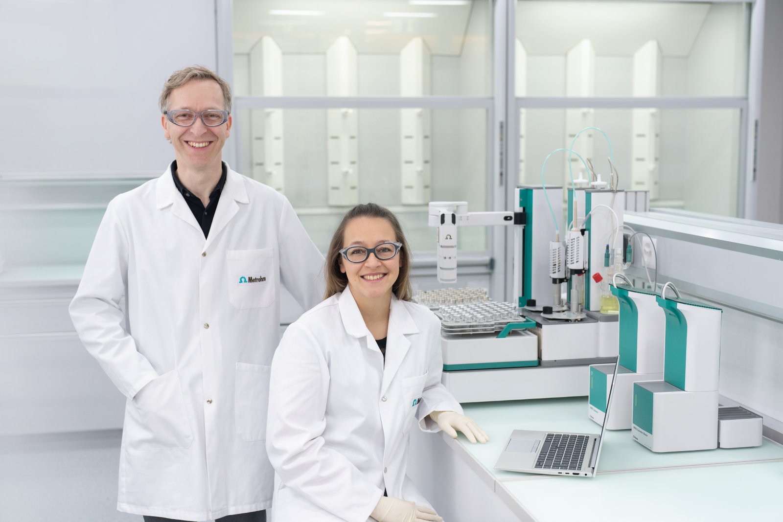 OMNIS, OMNIS KF, OMNIS Sample Robot Oven, OMNIS Coulometer, OMNIS Coulometer Module, OMNIS Oven Module, Oven method, OSRO, coulometry, coulometric titration, Mona Wagner, Michael Margreth, person, 1030, 1018, 1019
