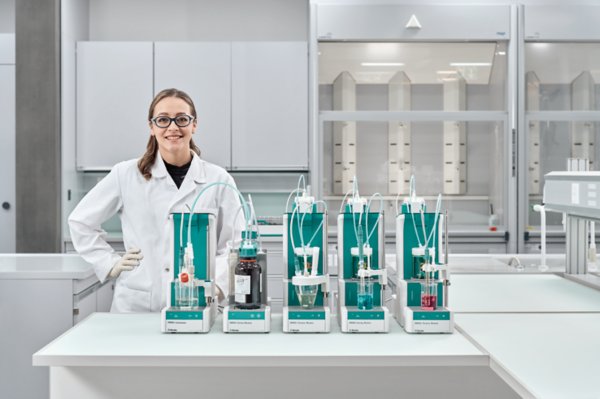 OMNIS, OMNIS KF, OMNIS Coulometer, OMNIS Titration Module, OMNIS Solvent Module, OMNIS Dosing Module, coulometry, volumetry, coulometric titration, volumetric titration, 60338100, 60341100, 600349100, 600201300, 61115000, person, lab worker, Mona Wagner