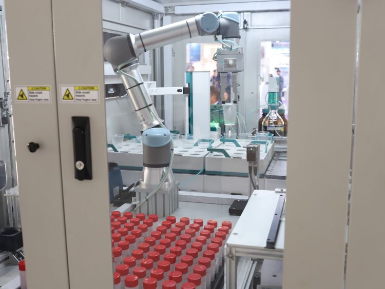 Laboratory robot for completely automated analysis