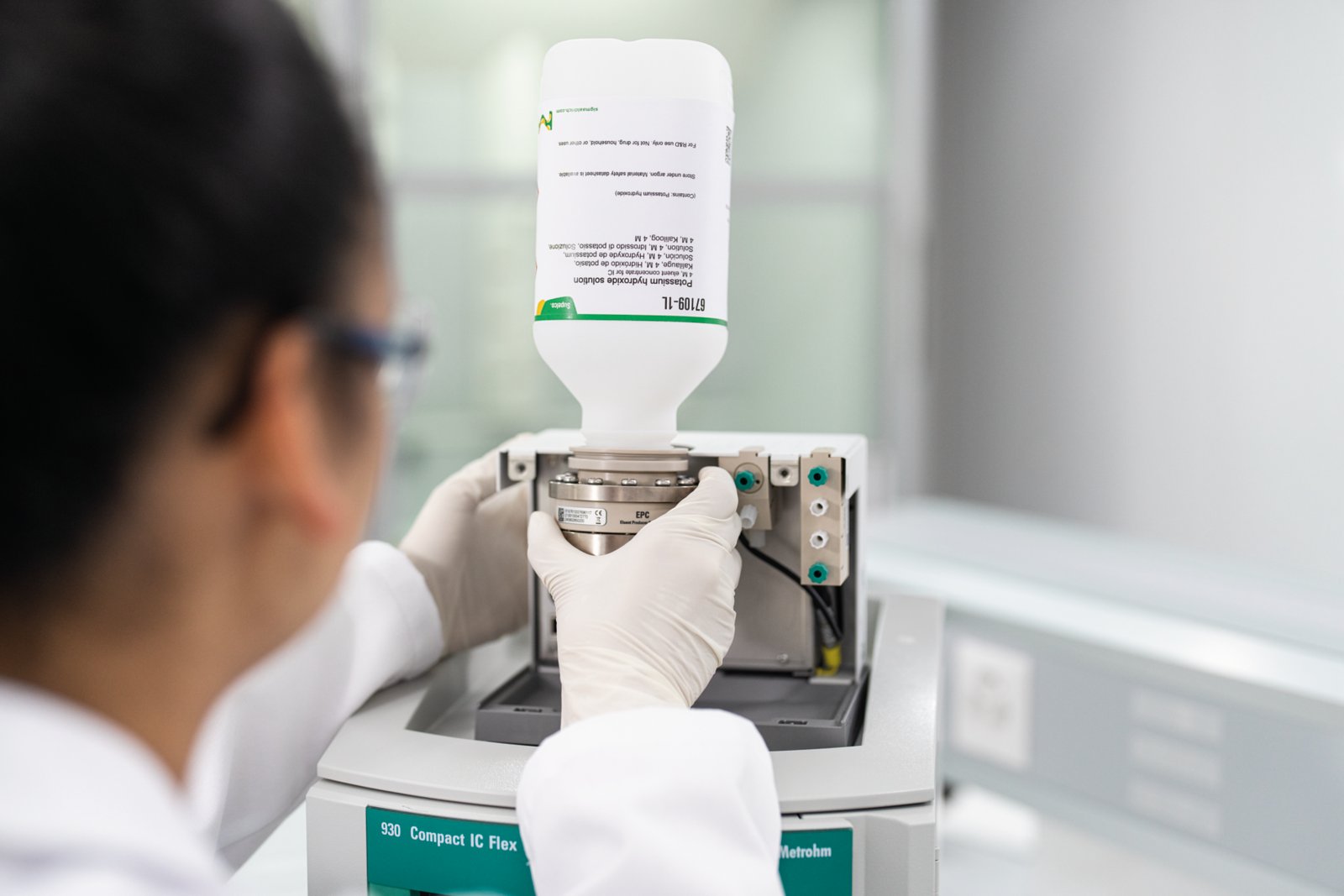 key visual, IC, eluent, continuous, ion chromatography, 948, Eluent Production, CEP, IC Module, 2.948.00010, HydrIC, isocratic, gradient, hydroxide, Eluent Producer, Cartridge, 6.02850.200, EPC, Anion Trap, CT-A, 6.02850.100, KOH, lab, female, person