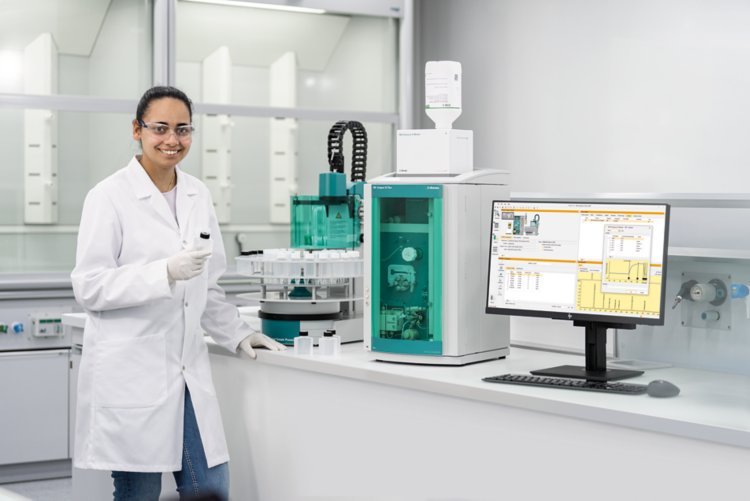 key visual, IC, eluent, continuous, ion chromatography, 948, Eluent Production, CEP, IC Module, 2.948.00010, HydrIC, Eluent Producer, hydroxide, supelco, merck, 930, Compact IC Flex, 858, Sample Processor, vial, 50 mL, rack, MagIC Net, person, lab, female