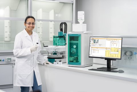 key visual, IC, eluent, continuous, ion chromatography, 948, Eluent Production, CEP, IC Module, 2.948.00010, HydrIC, Eluent Producer, hydroxide, supelco, merck, 930, Compact IC Flex, 858, Sample Processor, vial, 50 mL, rack, MagIC Net, person, lab, female