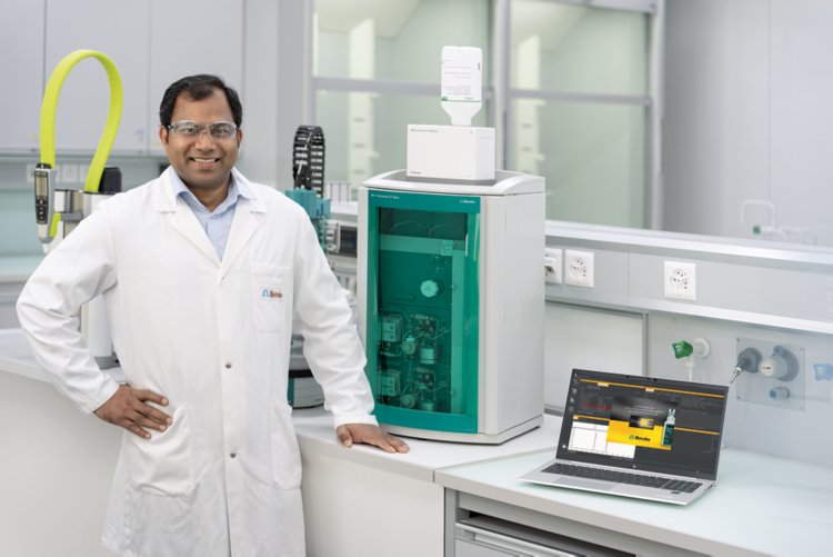 key visual, IC, eluent, continuous, ion chromatography, 948, Eluent Production, CEP, IC Module, 2.948.00010, HydrIC, Eluent Producer, hydroxide, 940, Professional IC Vario, 858, Professional Sample Processor, MagIC Net, Elga, UPW, person, lab, male