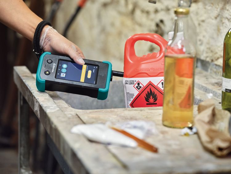 TacticID 1064-ST handheld Raman spectrometer scanning through opaque package