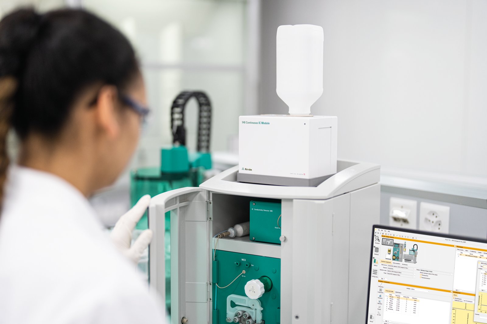 key visual, IC, eluent, continuous, ion chromatography, 948, Eluent Production, CEP, IC Module, 2.948.00010, HydrIC, Eluent Producer, hydroxide, no label, 930, Compact IC Flex, MagIC Net, person, lab, female