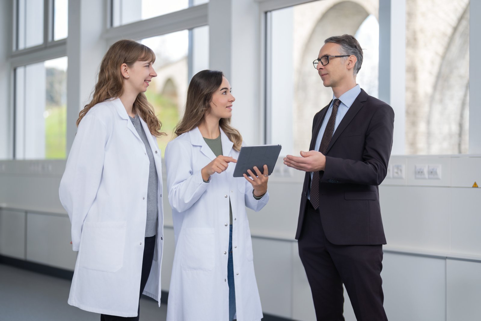 Key Visual;Metrohm IQ/OQ brochure, IQ/OQ, service, compliance, Metrohm Qualification Services, pharmaceutical industry, Validation Summary Report, audit-ready documentation, audit, confidence in Metrohm documentation