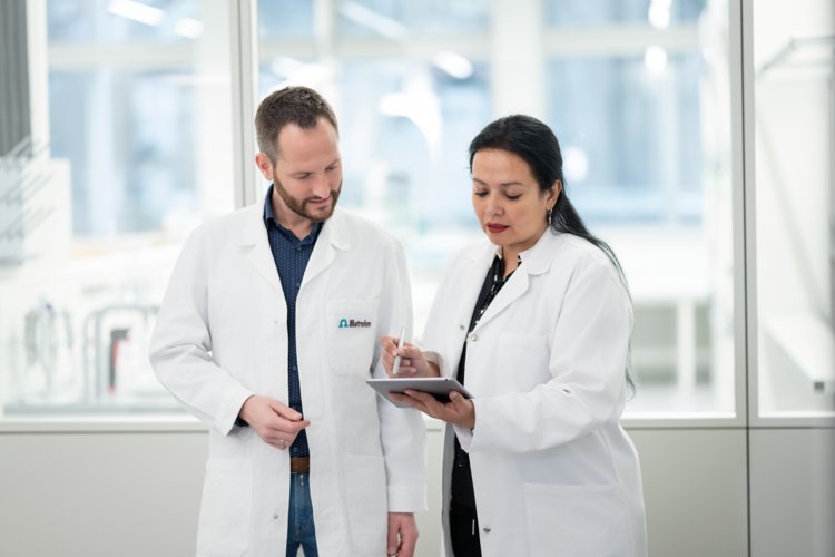 Key Visual;Metrohm IQ/OQ brochure, IQ/OQ, customer, FSE, Field Service Engineer, service, digital signatures, electronic documentation, faster documentation review, compliance, Metrohm Qualification Services