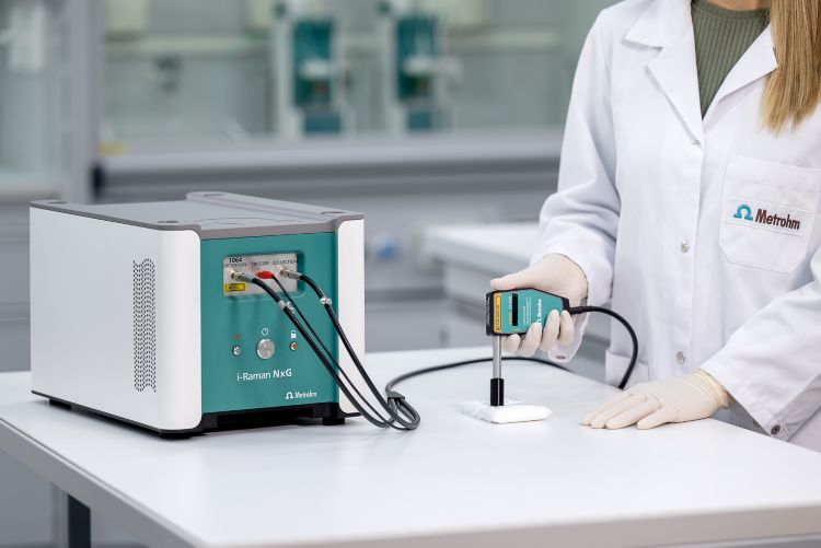 Lab technician analyzing a solid sample with i-Raman NxG