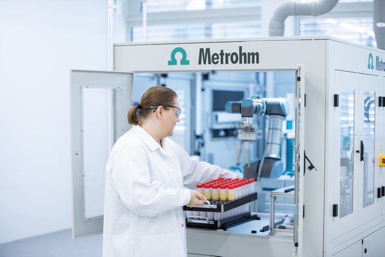 Lab Robotics, TAN, TBN, Cobot, female, person, sample rack