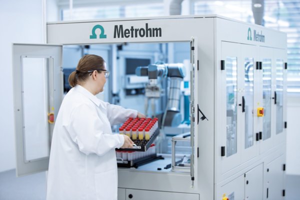 Lab Robotics, TAN, TBN, Cobot, female, person, sample rack