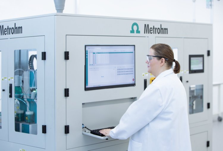 Lab Robotics, TAN, TBN, OMNIS Sample Robot, Cobot, female, person