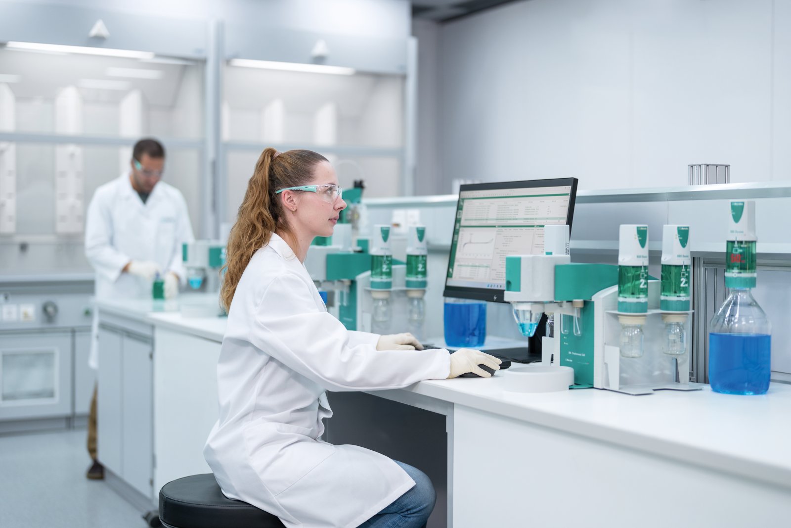 894 Professional CVS fully automated, 919 IC Autosampler plus for CVS, 843 Membrane Pump Station, three CVS systems, female male lab workers, Key Visual, 2025