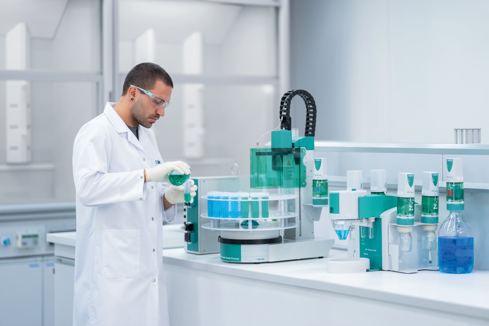 894 Professional CVS fully automated, 858 Professional Sample Processor, 843 Membrane Pump Station, six 800 Dosinos, Dosino sample transfer, male lab worker, Key Visual, 2025