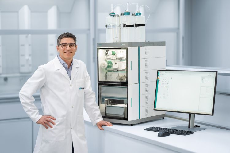 Homem em um laboratório em frente ao OMNIS IC e laptop com Software OMNIS