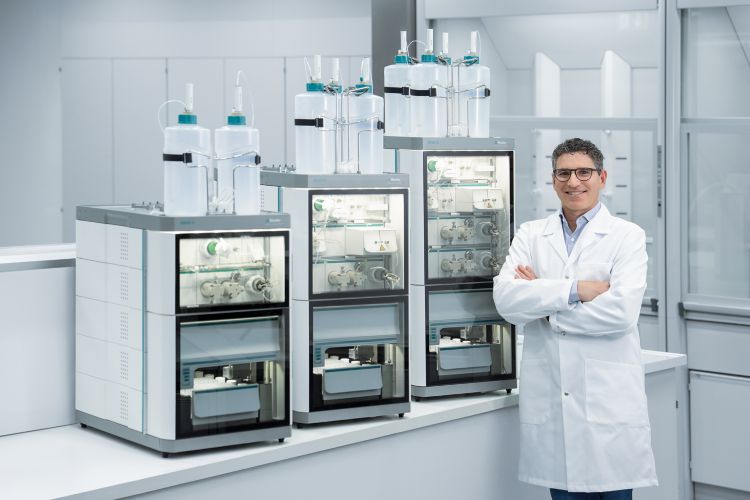 Lab scientist with OMNIS IC