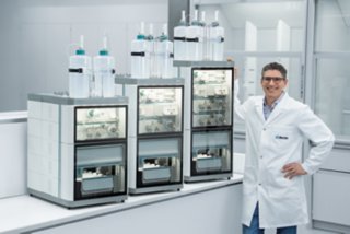 OMNIS IC S, M, and L with lab technician