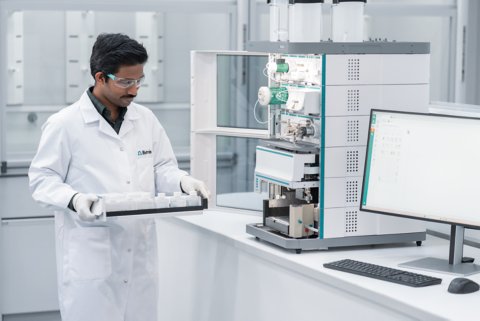 Lab technician adding a rack to the OMNIS IC