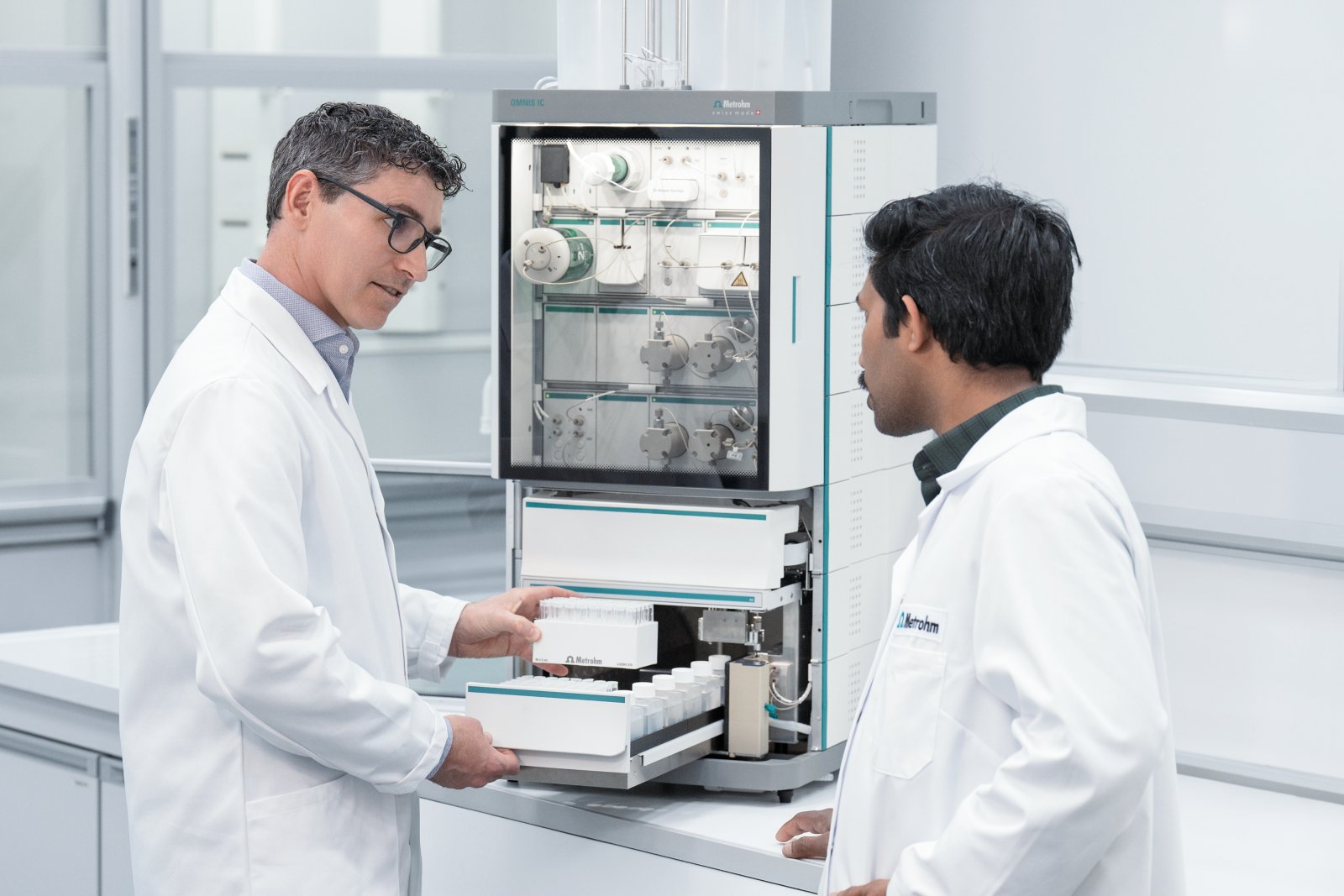 key visual, IC, ion chromatography, automation, OMNIS IC, OMNIS IC M, OMNIS IC M COND/MSM/MCS/PP/DEG/ DD/ROLC, 210510020, OMNIS IC Autosampler, 210540010, AS Tray, 602040010, 602041500, OMNIS Sample Rack, 602041510, vial, OMNIS software, lab, person, male