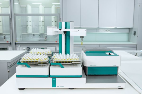 OMNIS NIR Analyzer Liquid combined with OMNIS  Sample Robot M – NIR