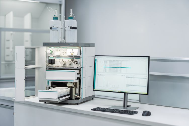 Lab scientist with OMNIS IC