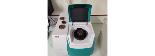 DS2500 Solid Analyzer avec des échantillons de selles humaines.