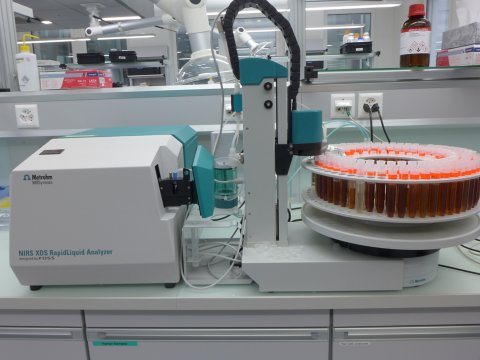 ASTM E1655 による近赤外分光計を使用した潤滑油の酸価測定
