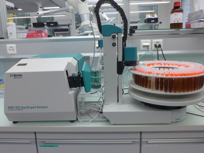 XDS RapidLiquid Analyzer mit 5,0 mm Durchflusszelle und dem 815 Sample Processor.