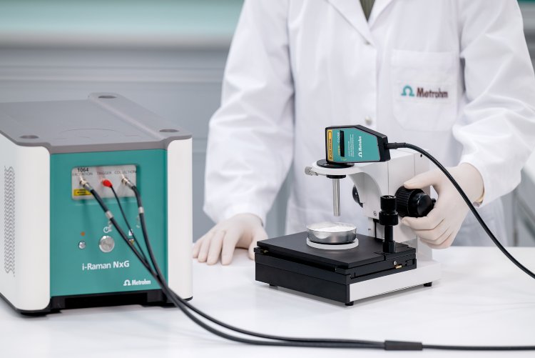 The i-Raman NxG 1064 and mounted fiber-optic probe from Metrohm