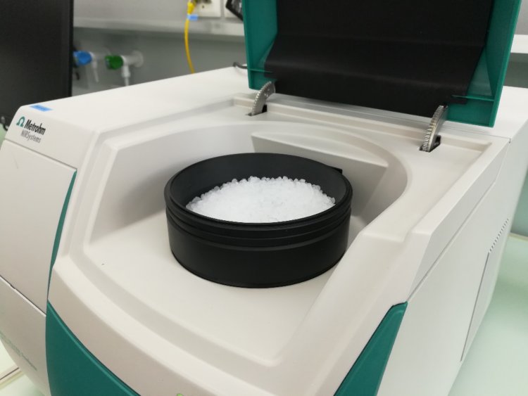 Samples filled in the rotating DS2500 Large Sample Cup.