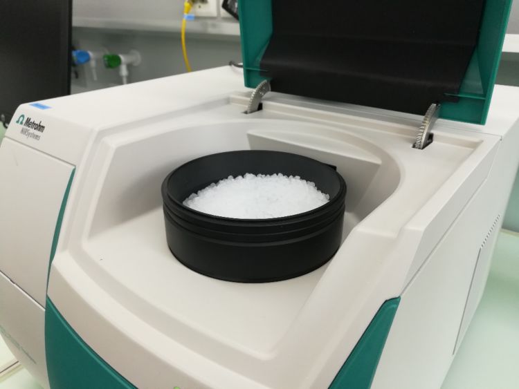 Analizzatore solido DS2500 con pellet di PET presenti nella tazza rotante per campioni DS2500 grande.