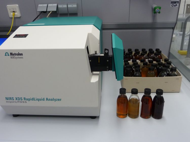 Analizzatore XDS RapidLiquid e campioni di lubrificante.
