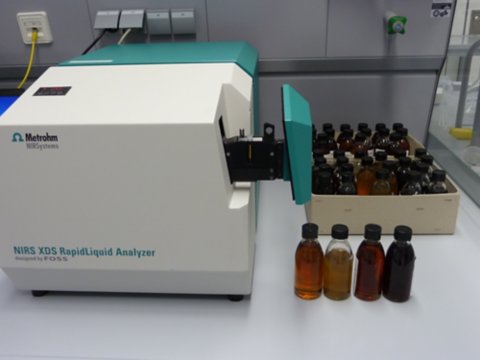 XDS RapidLiquid Analyzer and lubricant samples.