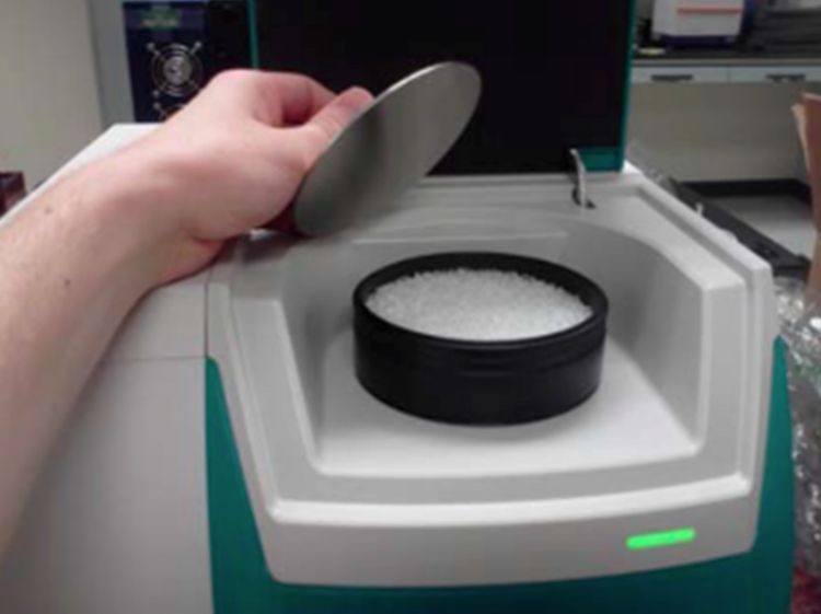Analizzatore solido DS2500 e pellet di poliammide presenti nella tazza rotante per campioni DS2500 grande.