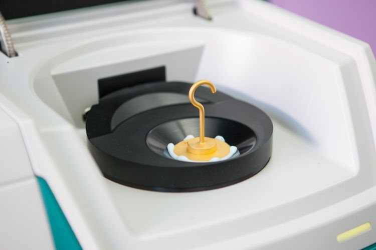 Figure 1. DS2500 Solid Analyzer and a shampoo sample present in the rotating DS2500 Slurry Cup.