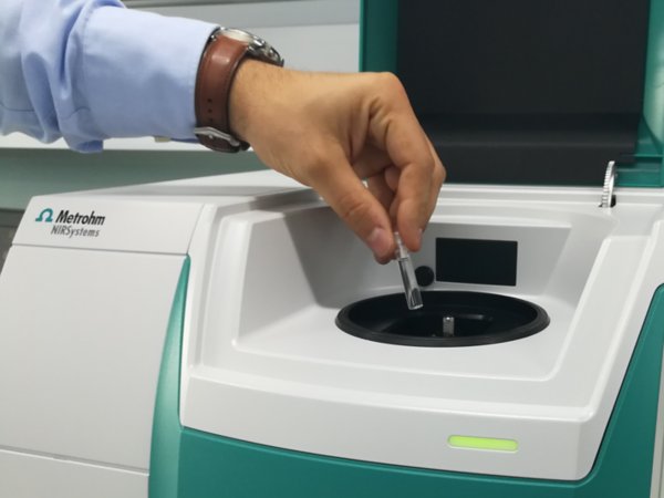 DS2500 Liquid Analyzer and a sample filled in a  disposable vial.