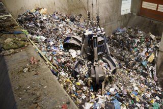 廃棄物収集に使用される機械式クロー