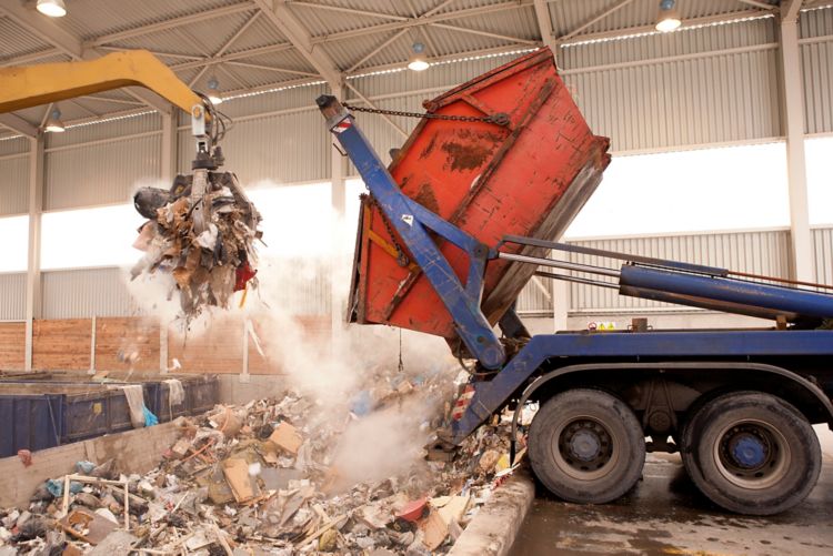 Camion éliminant les déchets avant l'incinération des déchets solides.