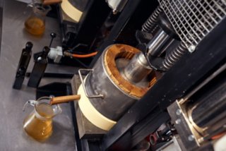 コールドプレスされた亜麻仁油の製造例