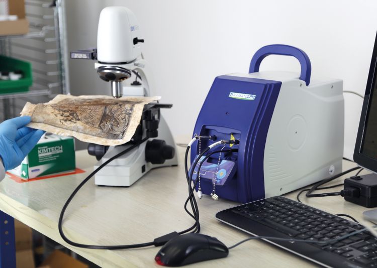 Das tragbare Raman-Spektrometer i-Raman Plus wird zur Untersuchung von Kunstwerken eingesetzt.